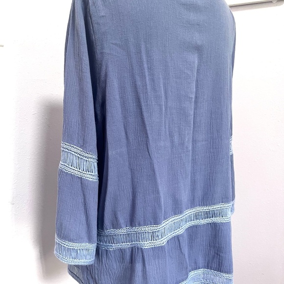 Chico's Gray and White Relaxed crochet tassel Tie Front Blouse 8/10 - Picture 6 of 8